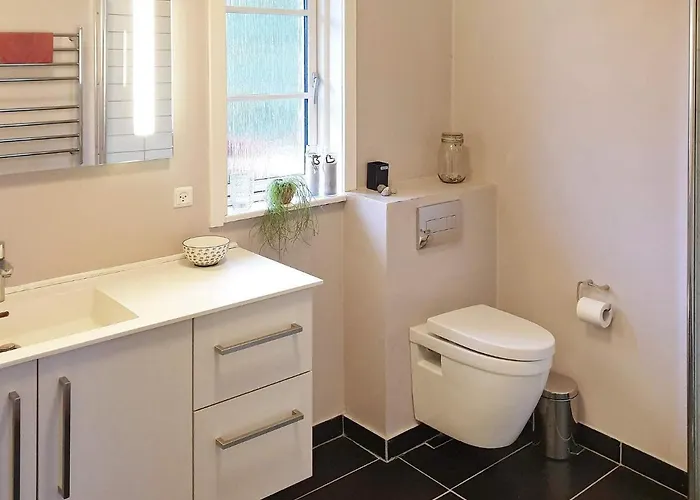 8 Person In Logstor-by Traum